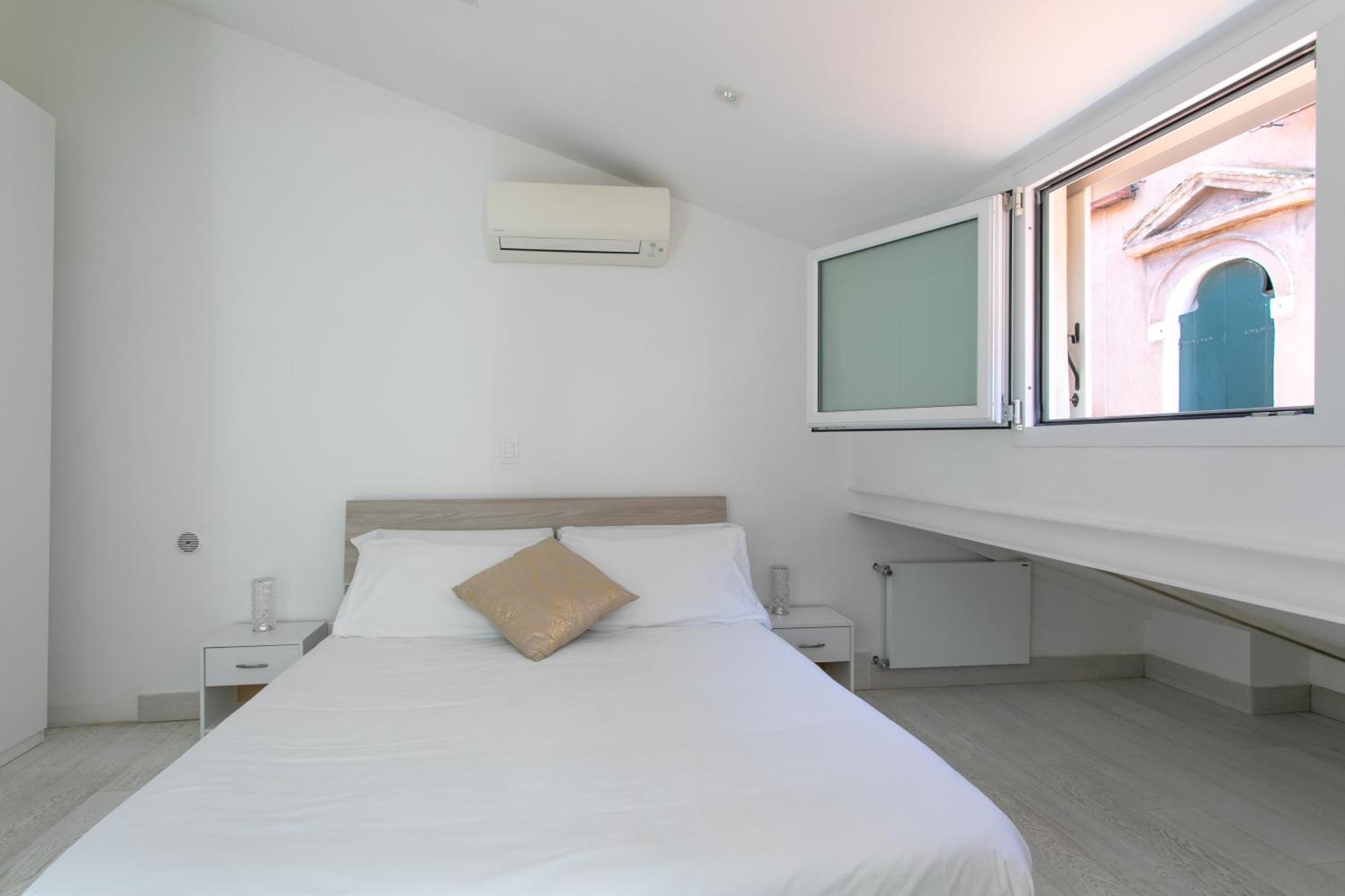 Ca' Sciarrin Apartment Near Rialto Bridge Венеция Номер фото